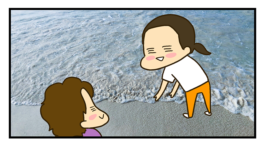 砂浜で遊ぶ夫婦