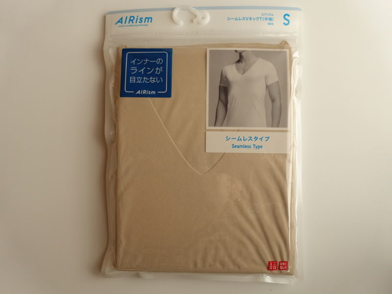 男５０代の服装 ダサいけど美しく見えるインナーシャツ 和室の書斎で すっきり過ごす