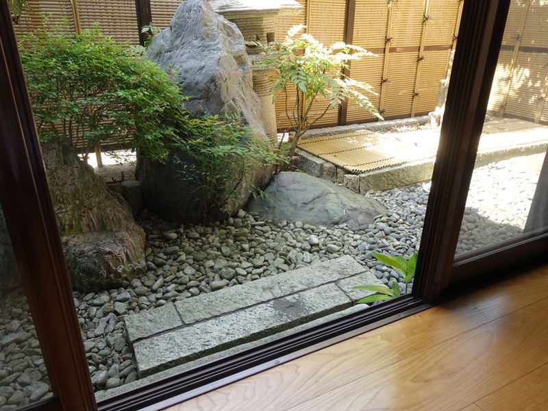 和の庭 ２坪の裏庭と縁側 和室の書斎で すっきり過ごす
