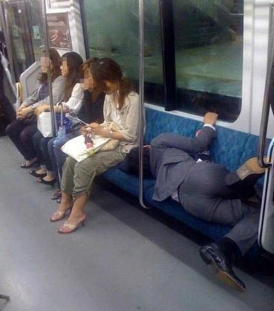 未来に生きてるのは日本人だけじゃない 海外ではこんなとこでも眠れます まるく堂の やろうぜ