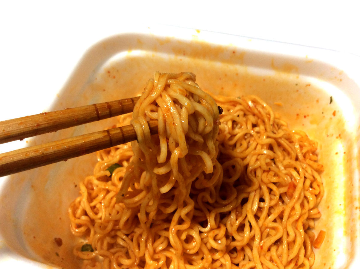 マルちゃん 昔ながらのナポリタン味焼きそば は王道のナポリタン味で麺がモチモチで美味しい ぐるめも プラスちょっとの豆知識