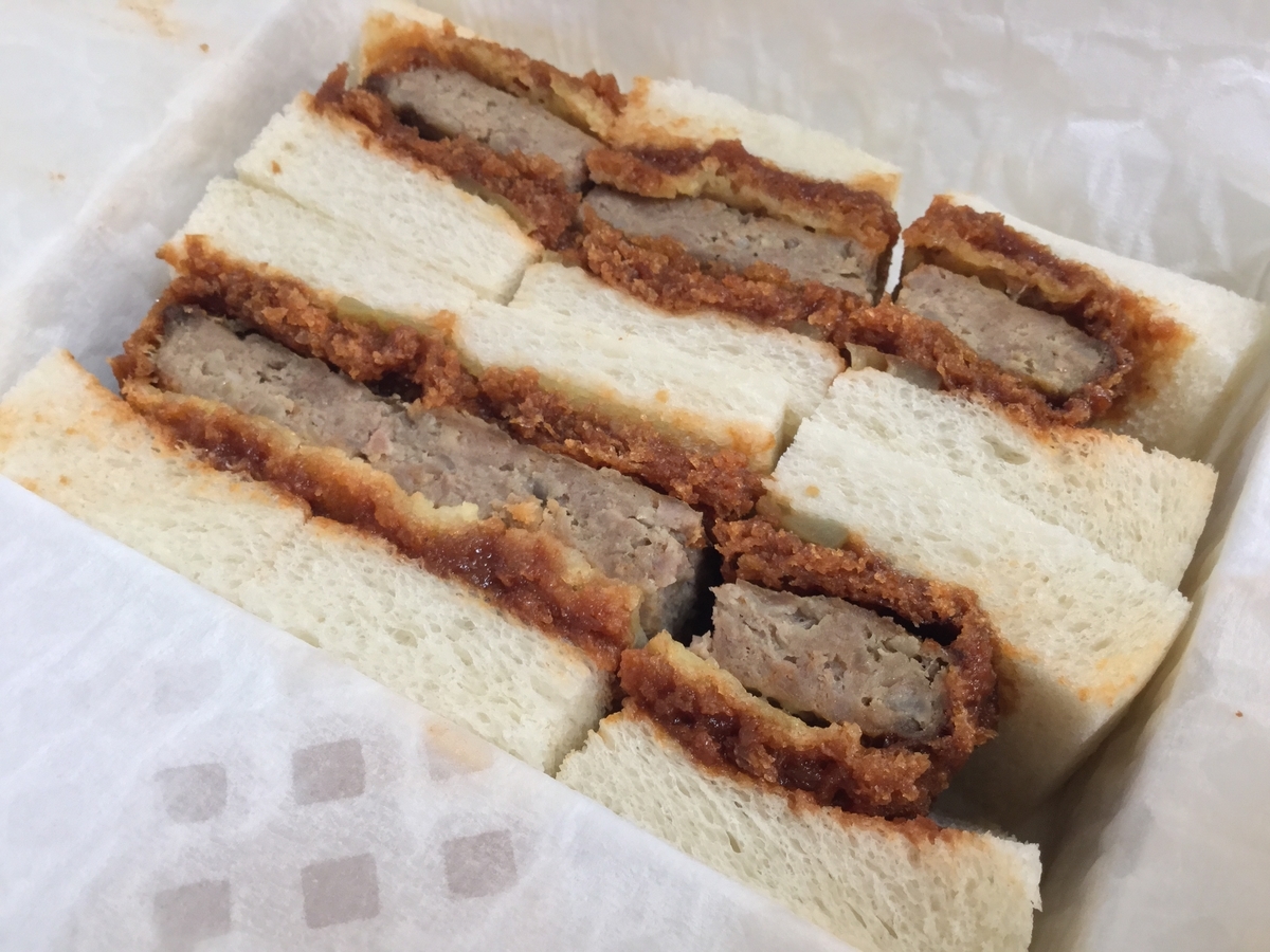 かつサンドだけじゃない 肉の万世には国産黒毛和牛を使用した ハンバーグサンド があった 丸の内を愛する会