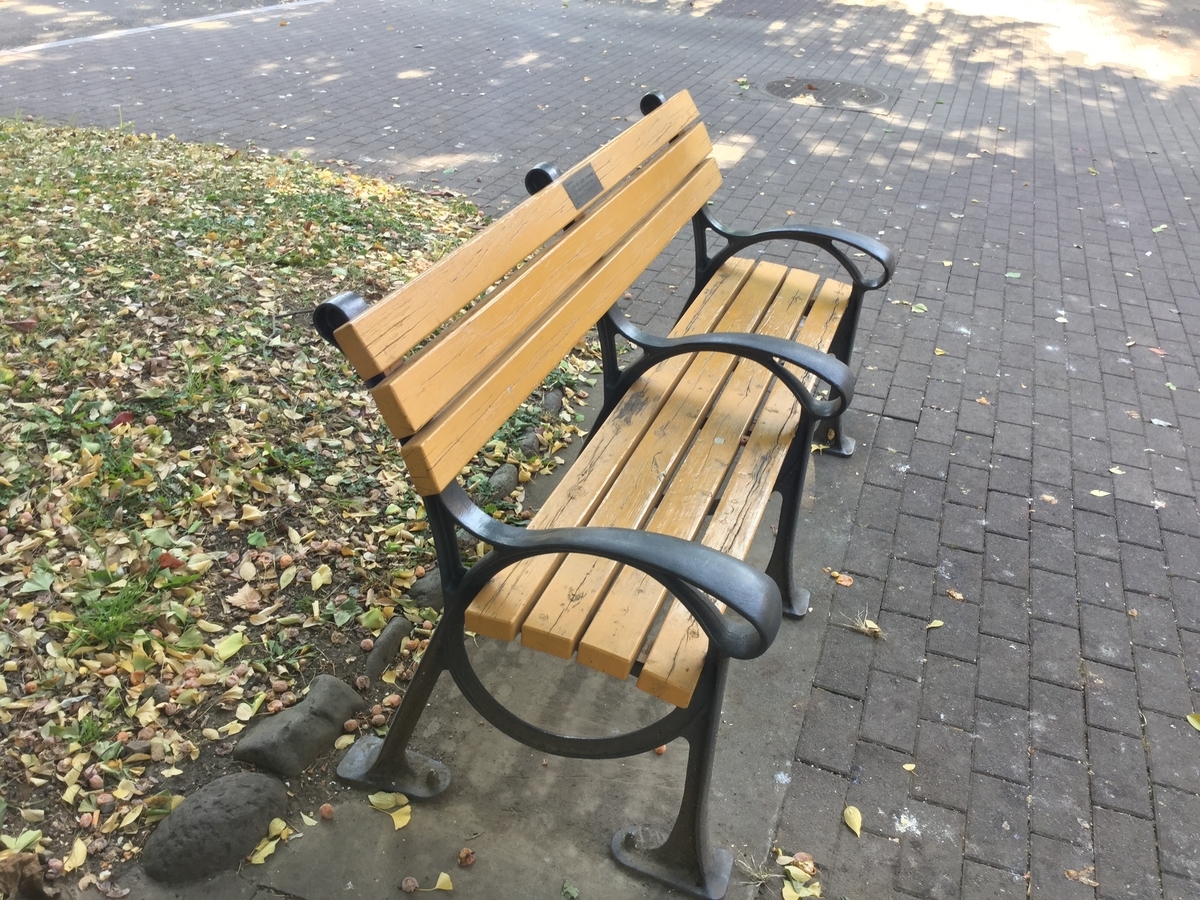 日比谷公園のベンチには思い出エピソードが記載されている 思い出ベンチ のプレートを読んでみよう 丸の内を愛する会