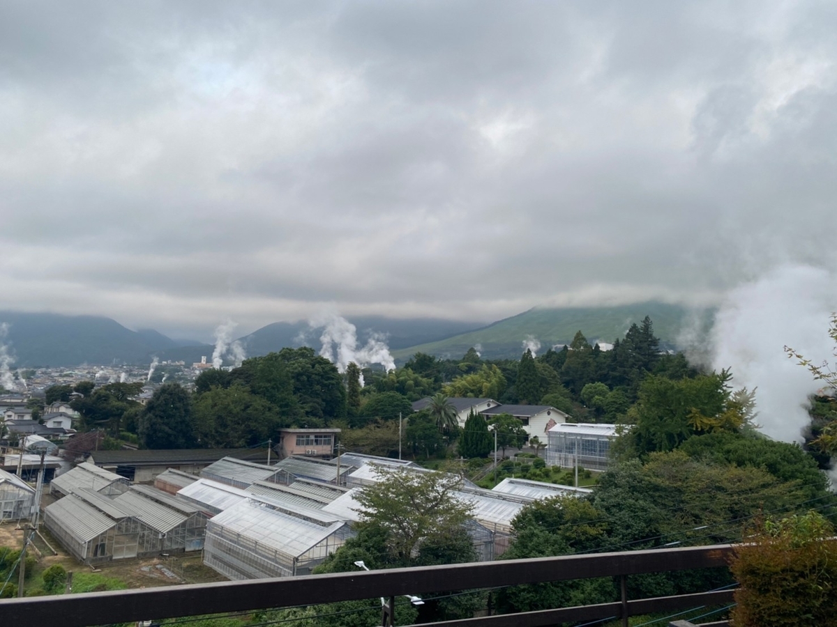 高い場所から街を眺めた写真　ところどころから湯気がでている