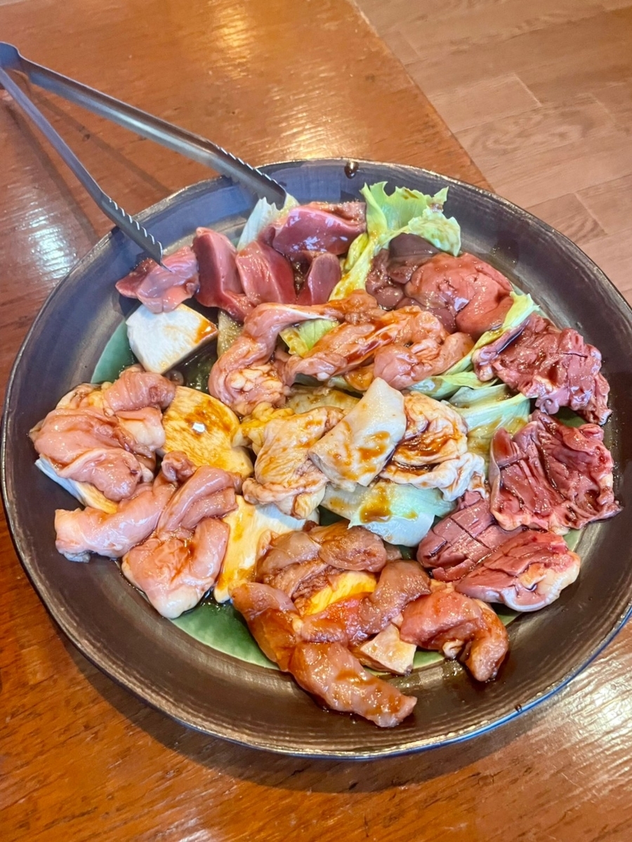 炭火焼用に味付けされた鳥肉
