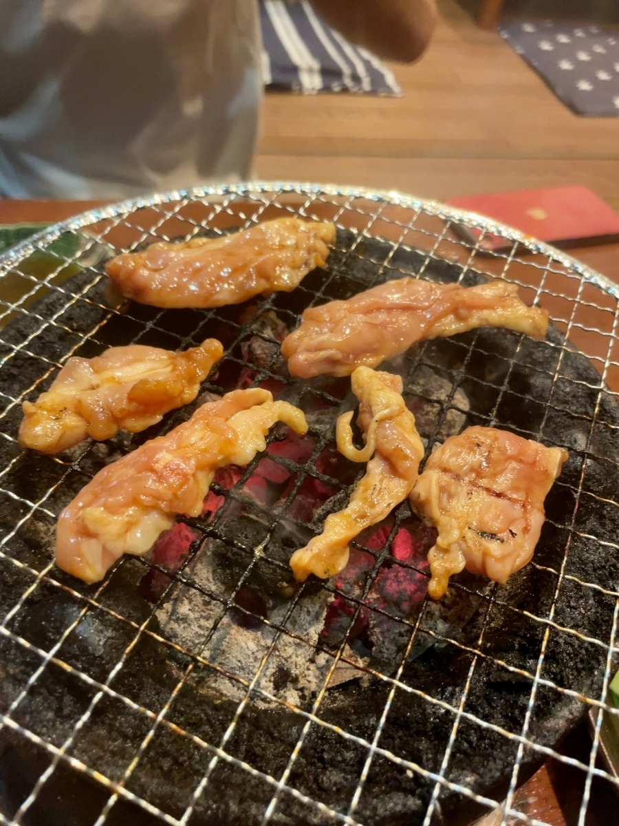 炭火で焼いている鳥肉