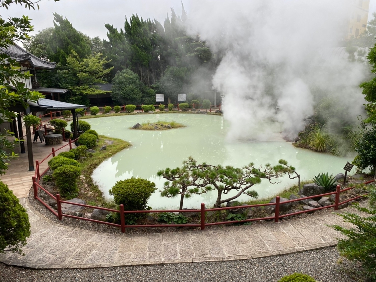 高い場所から見下ろした白池地獄