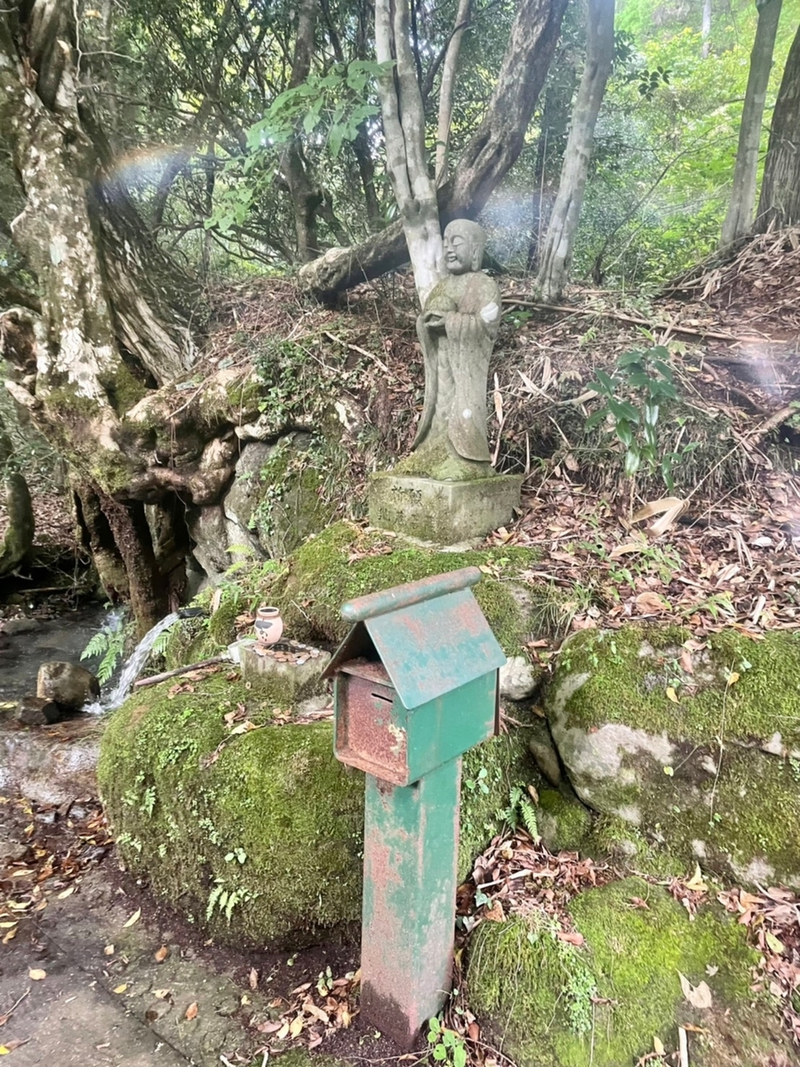 川の横にある水汲み場　一カ所から水が流れ出ている
