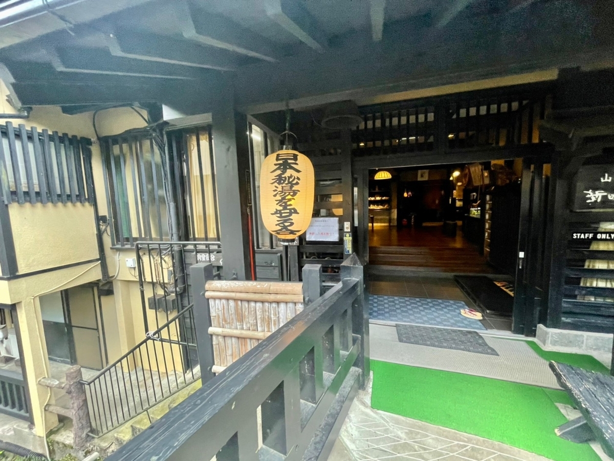新明館の入口前にある階段