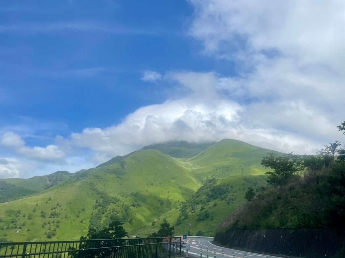 緑に包まれた山々と青い空