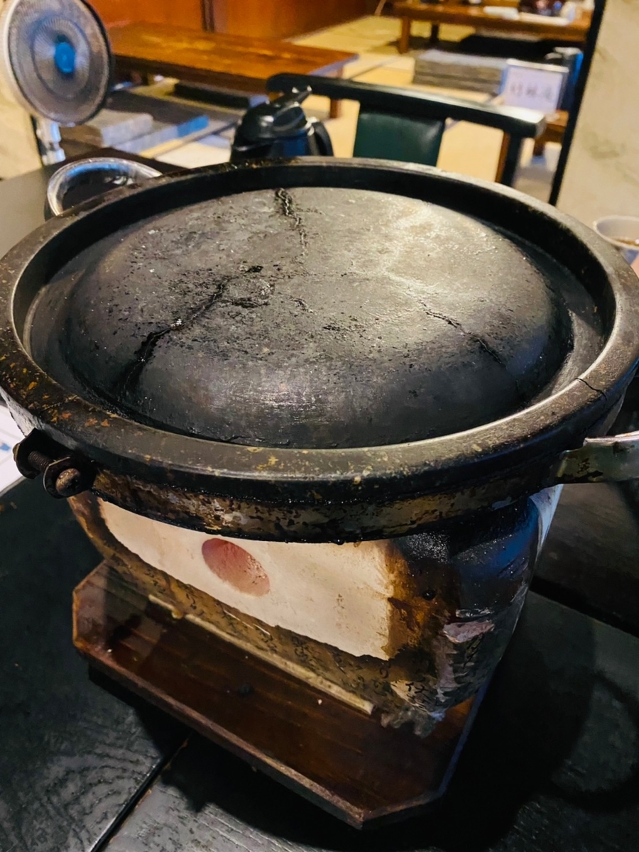 七輪の上にドンとのせられた鉄板焼き用の鉄板