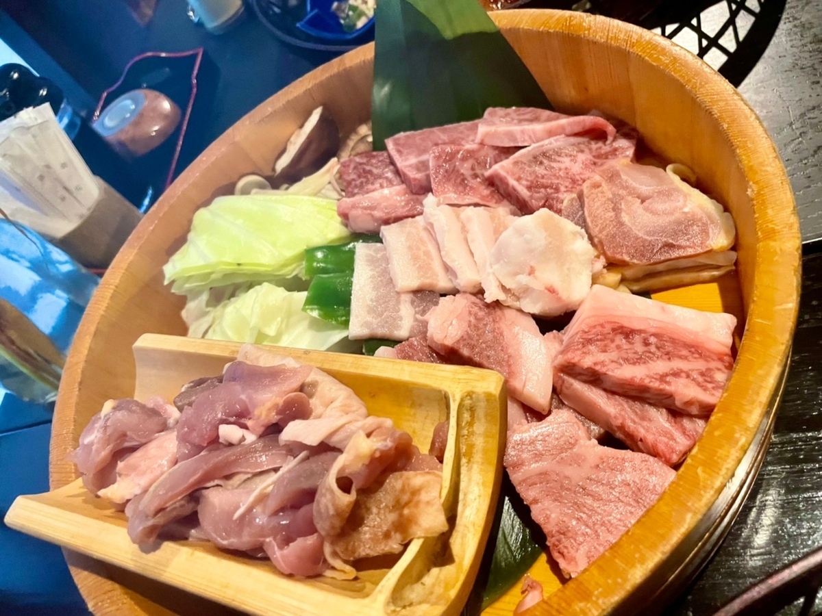 大きな桶に盛られた牛豚鶏と野菜