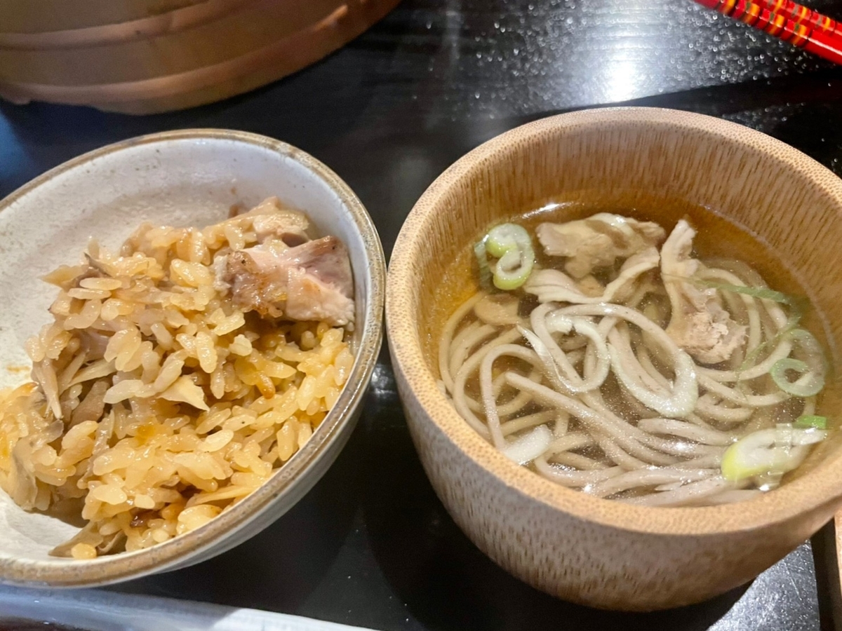 お茶碗に盛られた炊き込みご飯と竹の器に入ったお蕎麦
