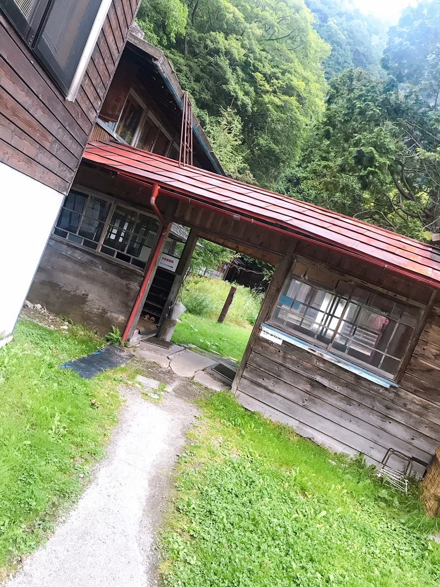 学校の渡り廊下のような造りの廊下