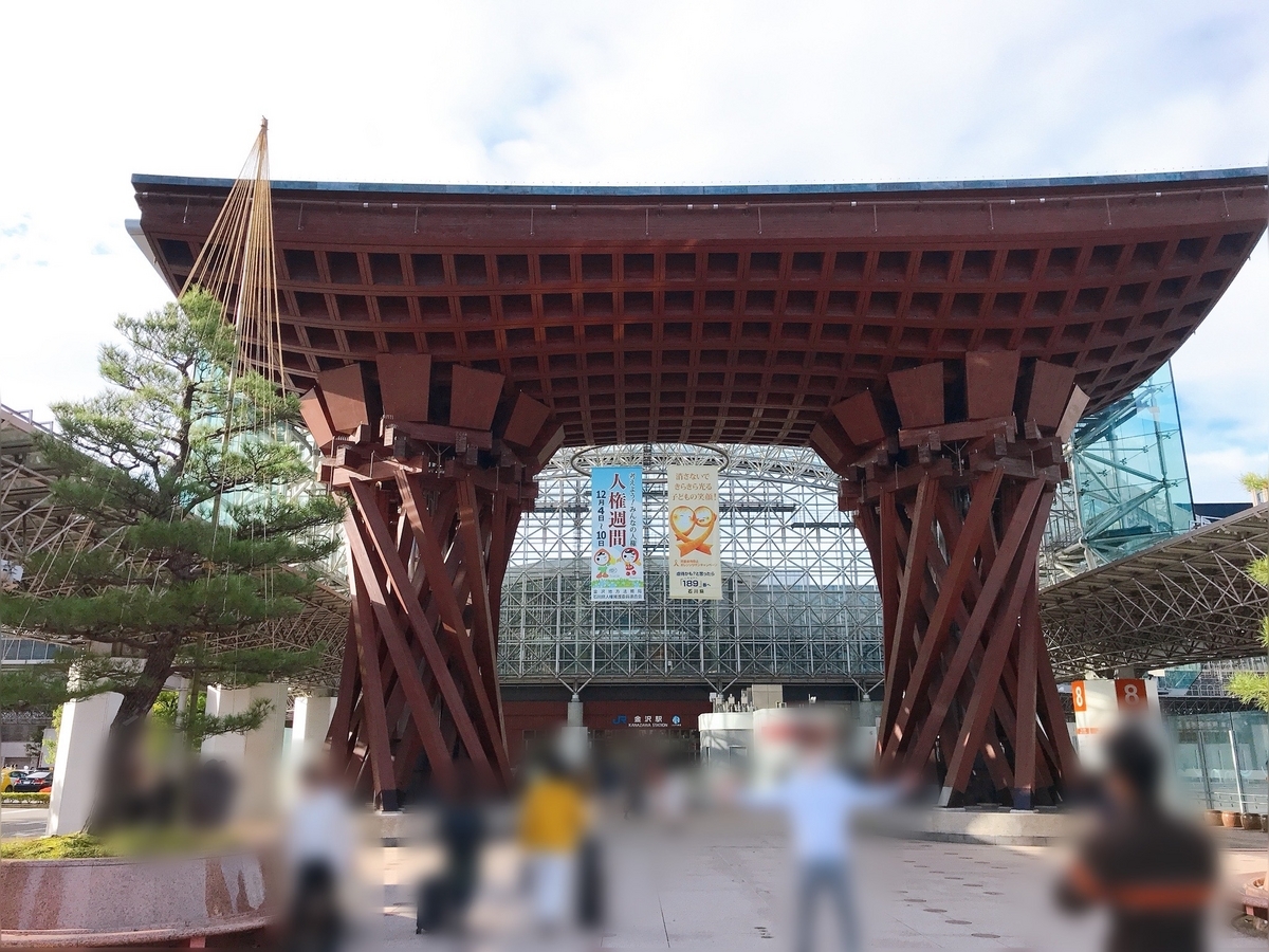 金沢駅にある鼓門