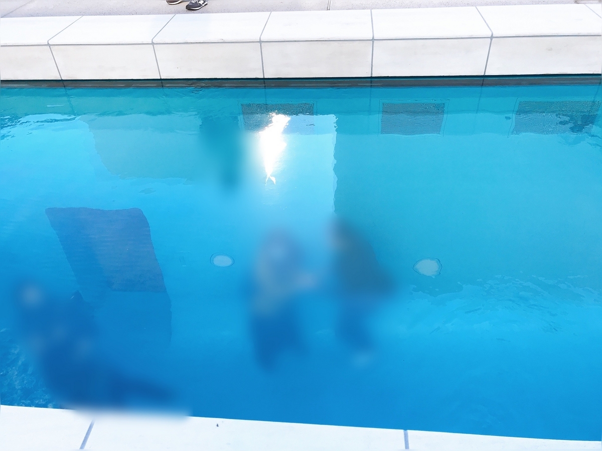 プールの上からの写真