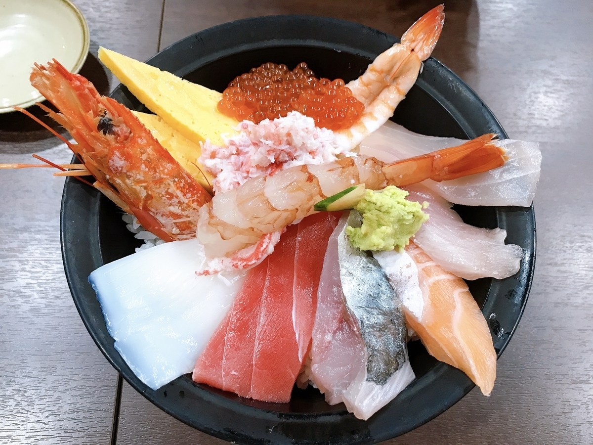 海鮮丼　たくさんのお刺身といくらに海老までのっている