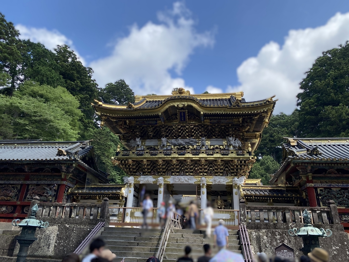 階段の下から撮った陽明門