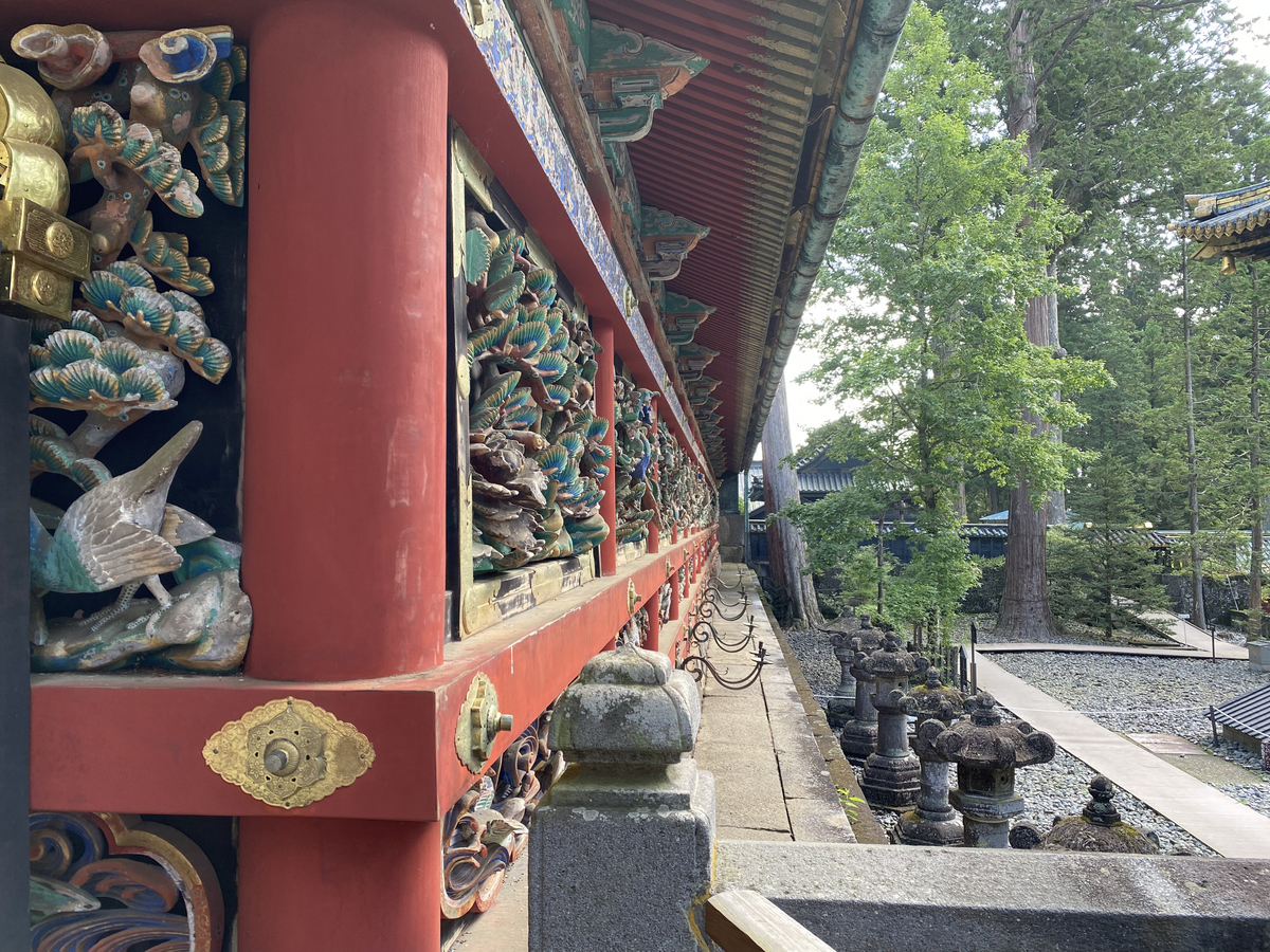 廻廊を横から凹凸がうつるように撮った写真