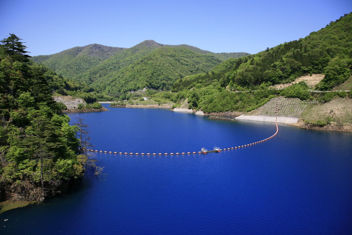 綺麗なブルーの奥四万湖