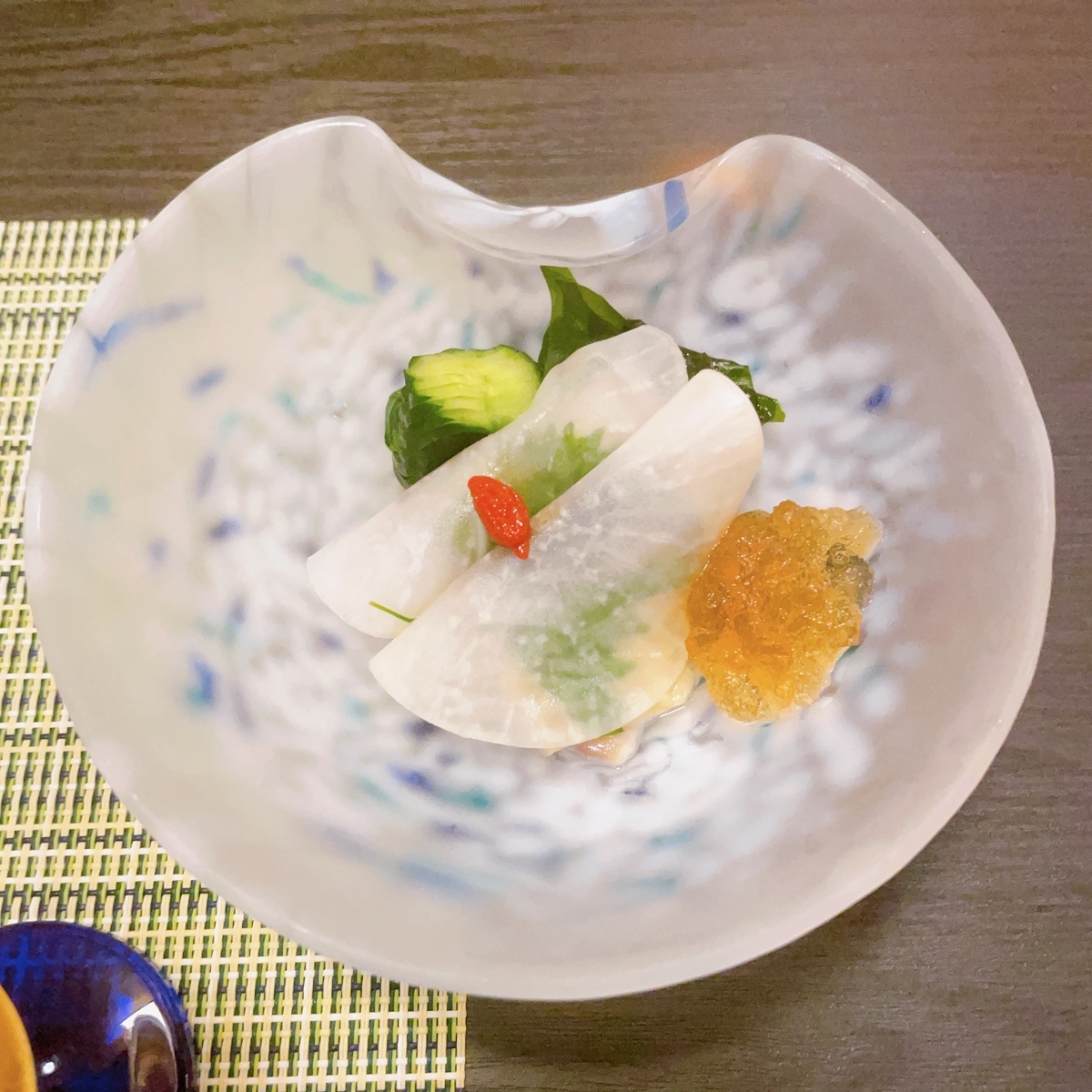 酢の物　大根のお漬物の中にしめ鯖？