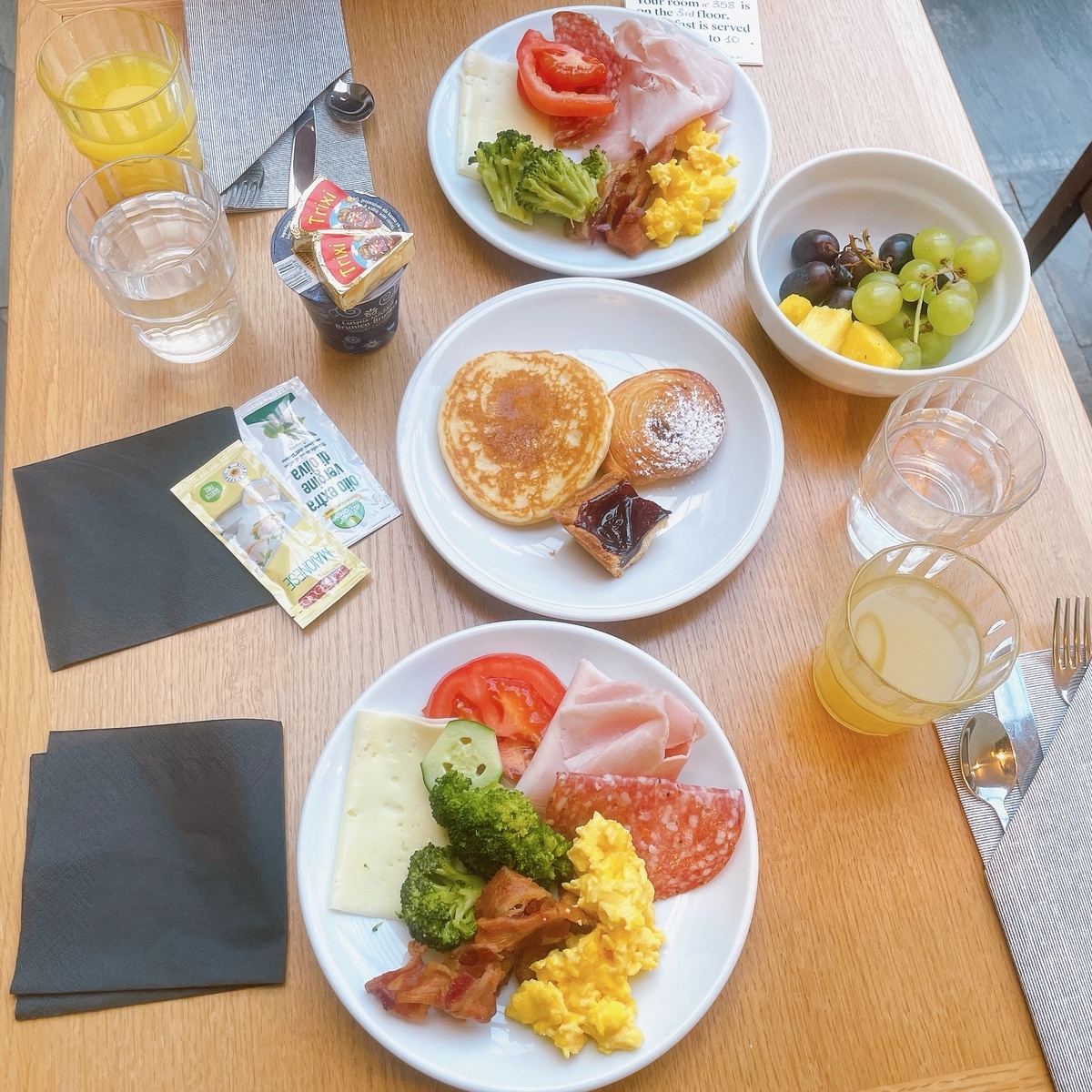 alt="ホテルの朝ごはん"