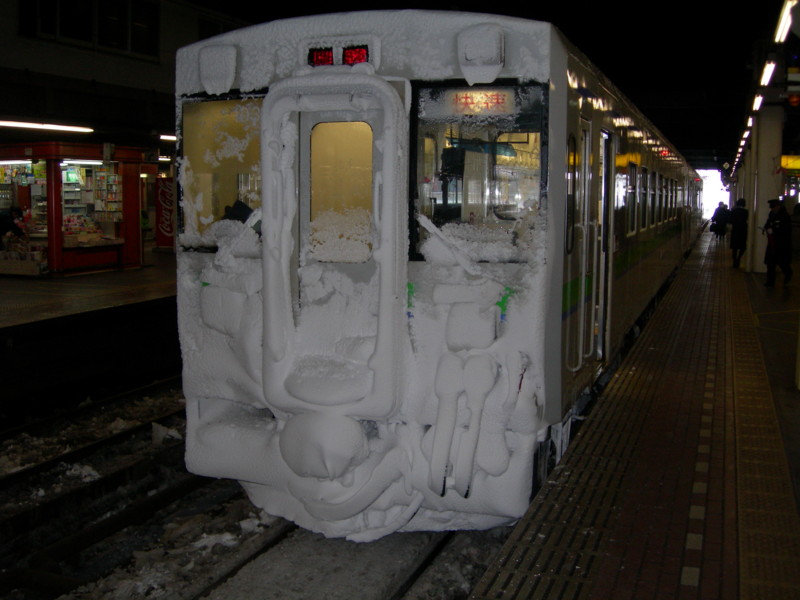 札幌駅に到着。雪まみれ