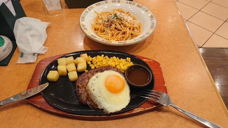 サイゼリア　ハンバーグステーキ＆ミートパスタ