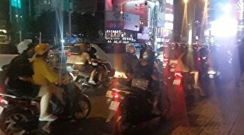 夜のバイク,ベトナムのホーチミン,一人旅観光