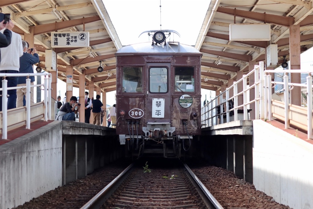 優しい色合い 可愛いレトロな電車 赤い電車 春色
