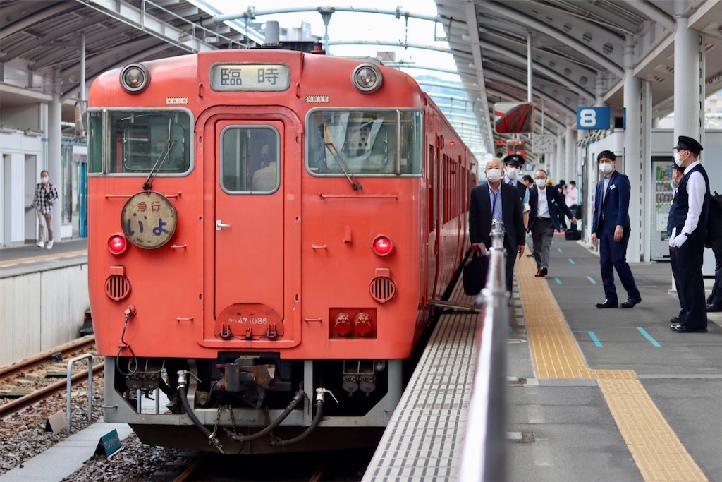 JR四国 キハ47気動車の旅 復刻うわじま号 行き先表示板 キハ47形気動車でゆく復刻うわじま号の旅｜快走する国鉄型気動車