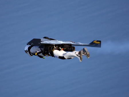 ジェットを積んで空を飛ぶ人 ドーバー海峡を横断 ちからうどん工場