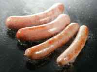 ソーセージを焼いている写真