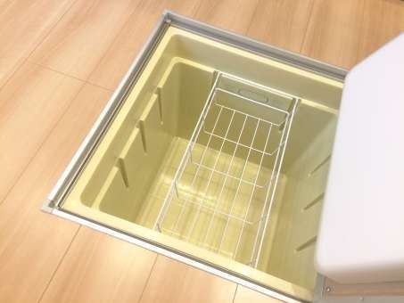 空っぽのキッチン床下収納