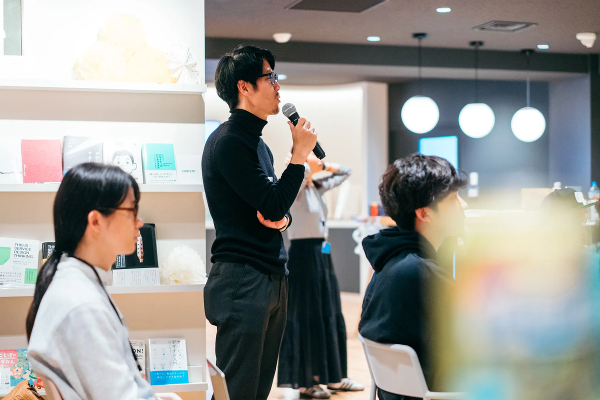 LTの様子：男性がマイクを持って話している