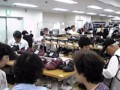 ウォーキングシューズを買う中高年。