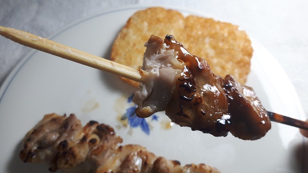 焼鳥を食べているところ