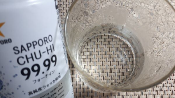 サッポロ「99.99クリアアイス」をグラスに注いだところ