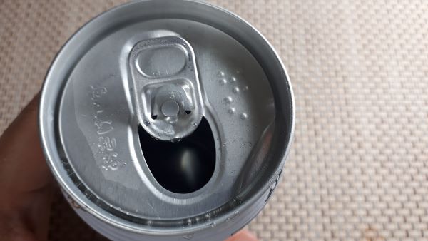 サッポロ「99.99クリアアイス」を飲むところ