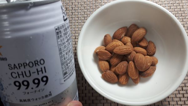 サッポロ「99.99クリアアイス」を飲むところ
