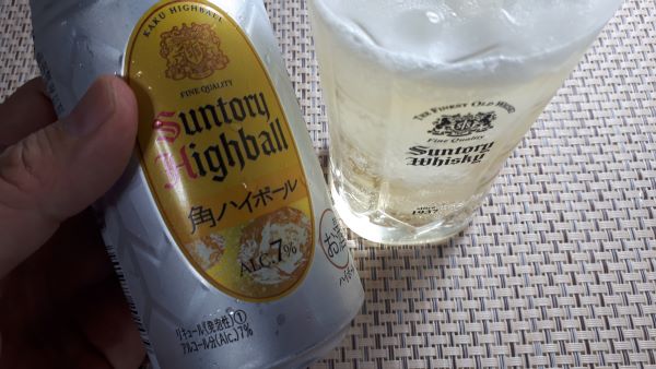 サントリー缶「角ハイボール」ALC.7%を注いだところ