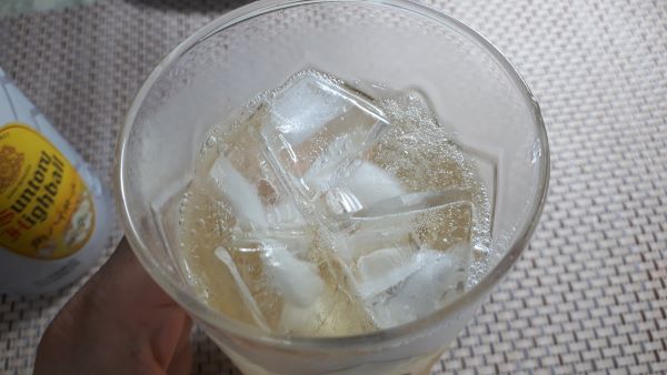 サントリー缶「角ハイボール」ALC.7%をのむところ