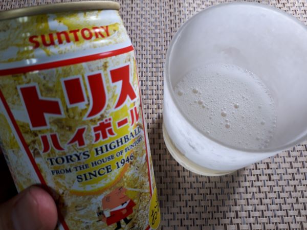 サントリー缶「トリスハイボール」を注ぐ