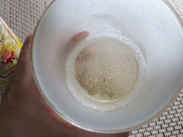 サントリー缶「トリス ハイボール」をグラスに注いだ