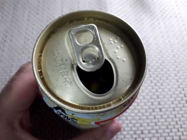 サントリー缶「トリス ハイボール」を飲むところ