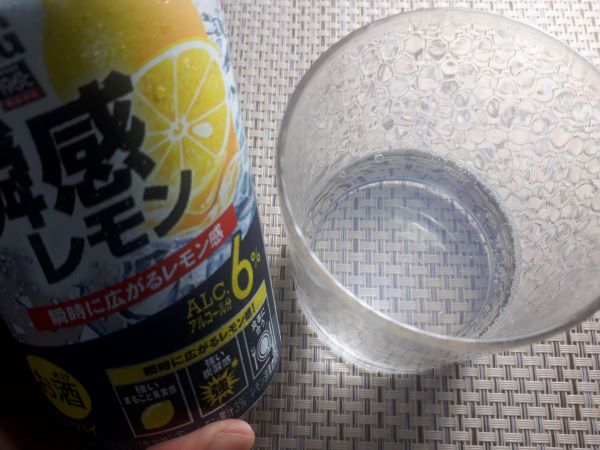 -196℃ ストロングゼロ〈瞬感レモン〉を注いだ