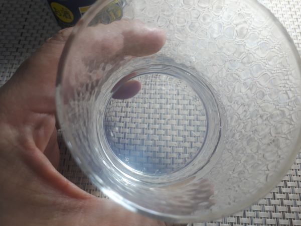 サントリー「-196℃ ストロングゼロ〈瞬感レモン〉」を注いだ