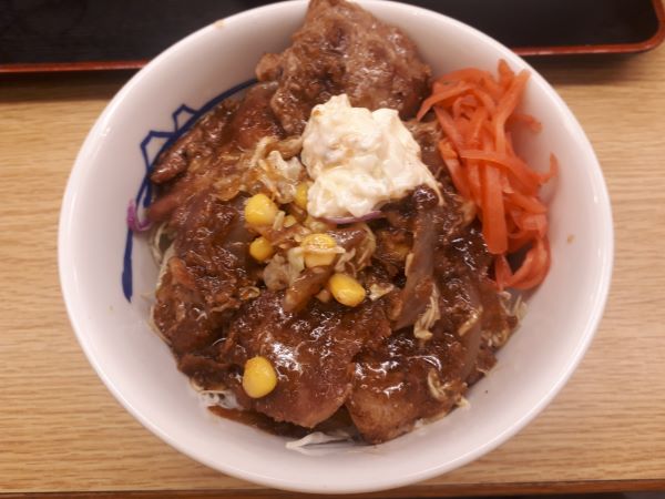 松屋1週間限定…そびえ立つ『豚肩ロースの生姜焼き定食』を食べているところ