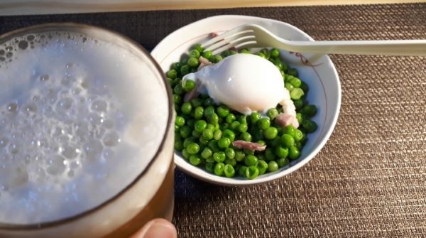 【おうちでサイゼリヤ】柔らか青豆の温サラダを食べるところ（オリジナル写真）