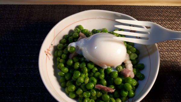 【おうちでサイゼリヤ】柔らか青豆の温サラダを食べるところ（オリジナル写真）